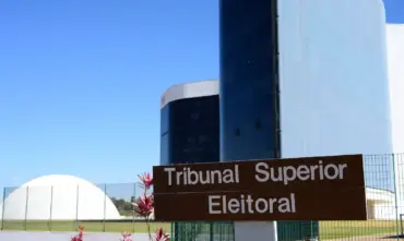 Foto da parte externa do edifício do TSE