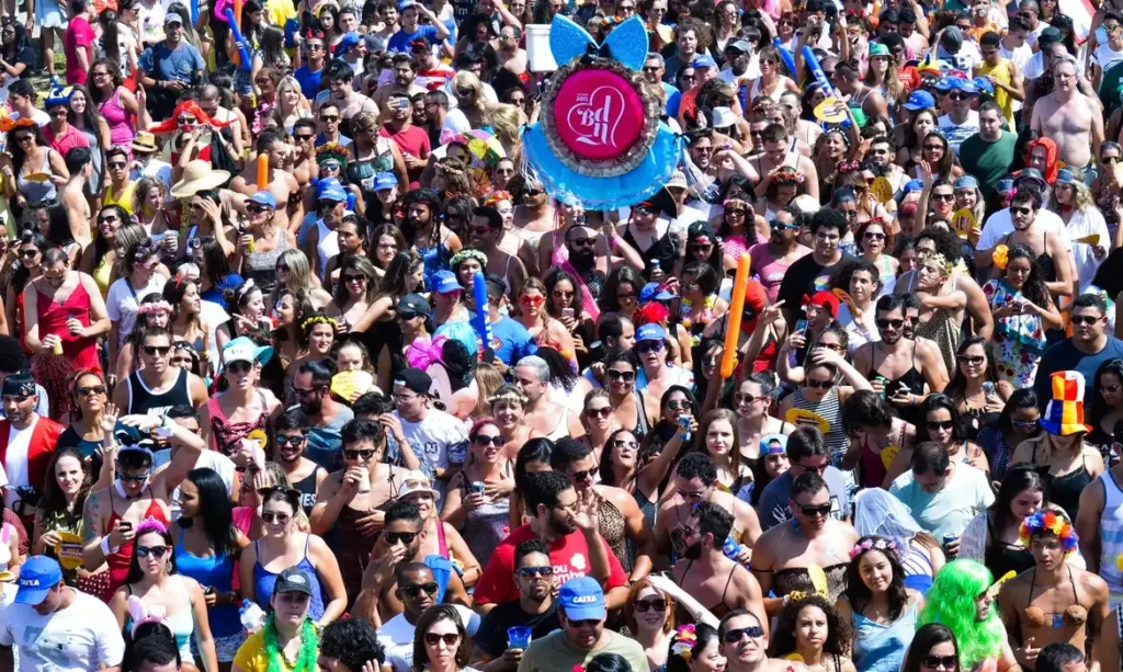 Ministério Público de SP apura superlotacao em blocos de rua no carnaval