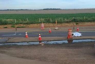 Motorista seguia sozinho no sentido Lucas do Rio Verde/Nova Mutum, perdeu o controle do veículo, capotou várias vezes e morreu após ser lançado para fora do carro.