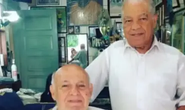 Barbeiro que criou o topete de Pelé morre aos 87 anos em Santos