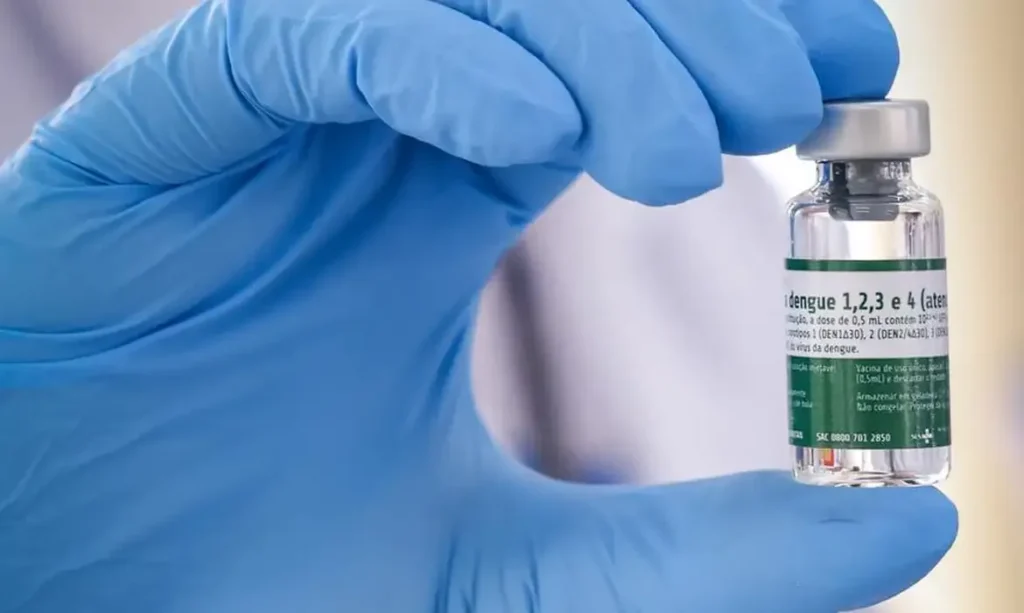 Vacinação contra dengue começa para 1,2 milhão de profissionais de saúde