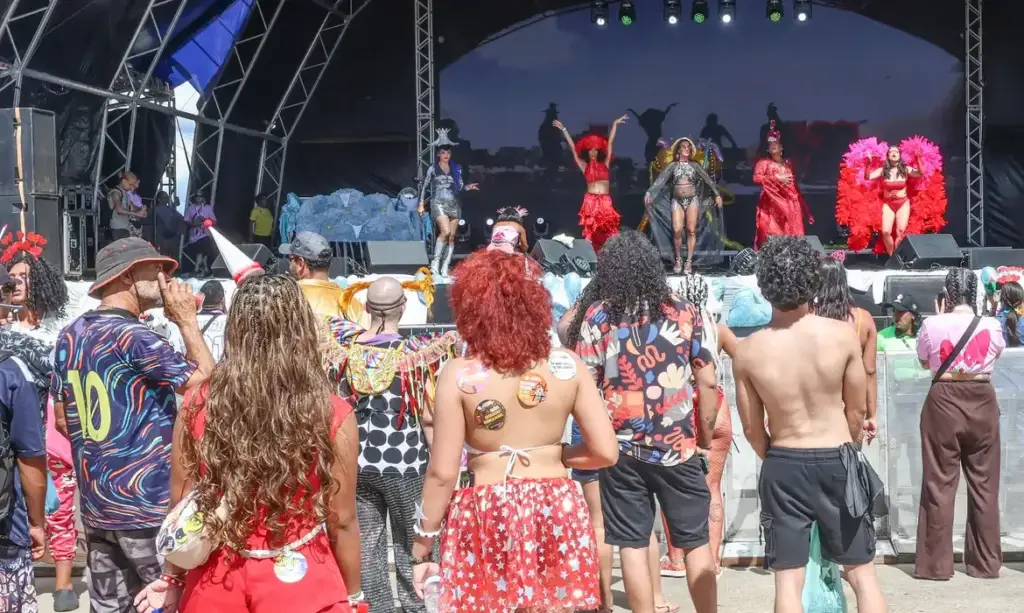Carnaval do Bloco do Amor reúne multidão e reforça respeito à diversidade no DF