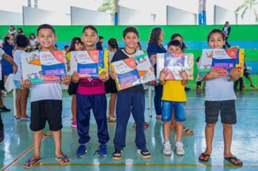 9.950 kits de material estruturado são entregues aos estudantes da rede municipal de Lucas do Rio Verde