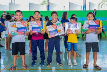9.950 kits de material estruturado são entregues aos estudantes da rede municipal de Lucas do Rio Verde