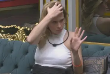 Ana Paula Renault questiona regras de vestimenta no BBB 26 durante conversa com brothers.