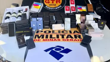 Mercadorias estavam ocultas na lataria de um veículo abordado na BR-153; dois homens foram presos em flagrante durante a operação