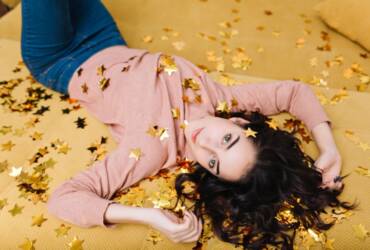 Com a Lua em Gêmeos e um raro desfile de planetas no horizonte, o dia exige equilíbrio entre a ação e a cautela com ilusões