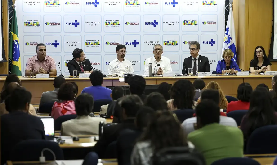 Saúde abre 3 mil vagas de residência médica e amplia formação no SUS