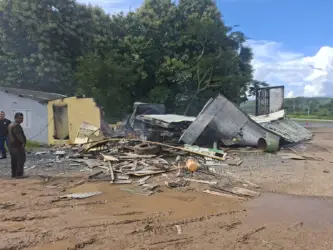 Caminhão atinge borracharia e motorista morre carbonizado após incêndio na BR-163, em Nobres