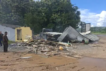 Caminhão atinge borracharia e motorista morre carbonizado após incêndio na BR-163, em Nobres