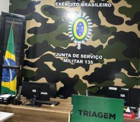 Jovens nascidos em 2008 devem realizar o procedimento gratuitamente pela internet; após o prazo, alistamento passa a ser tardio e gera multa