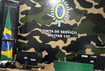 Jovens nascidos em 2008 devem realizar o procedimento gratuitamente pela internet; após o prazo, alistamento passa a ser tardio e gera multa