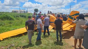 Aeronave modelo Ipanema sofreu fortes danos após queda próxima ao trevo da BR-070 com a MT-130; estado de saúde do piloto ainda não foi divulgado