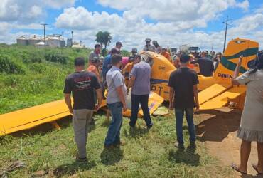 Aeronave modelo Ipanema sofreu fortes danos após queda próxima ao trevo da BR-070 com a MT-130; estado de saúde do piloto ainda não foi divulgado