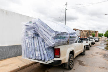 Assistência Social entrega mantimentos a moradores alagados em Cuiabá