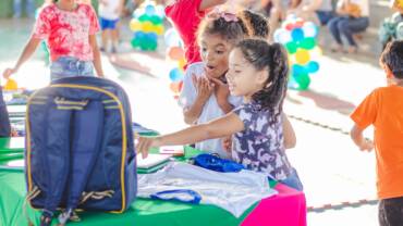 Pelo 5º ano consecutivo, Prefeitura de Barra do Garças entrega kits escolares aos alunos da rede municipal de ensino