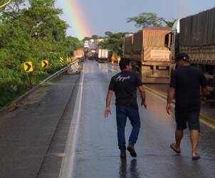 Acidente no km 470 envolveu quatro veículos de carga; colisão frontal foi seguida de tombamento e derramamento de carga, possivelmente soja