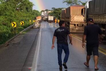 Acidente no km 470 envolveu quatro veículos de carga; colisão frontal foi seguida de tombamento e derramamento de carga, possivelmente soja