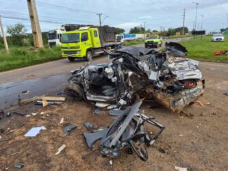 Colisão envolvendo carro de passeio e dois caminhões ocorreu na saída para Sorriso
