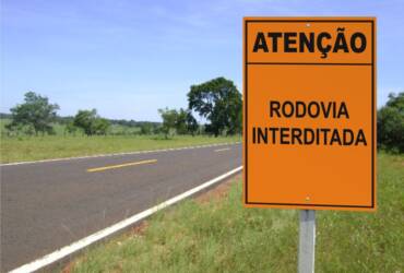 Carga perigosa tomba e interdita totalmente a BR-163 em Diamantino