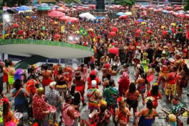 Imagem de pessoas no Carnaval 2026 na praça de Cuiabá