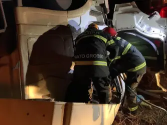 Bombeiros realizando resgate em local de acidente de trânsito