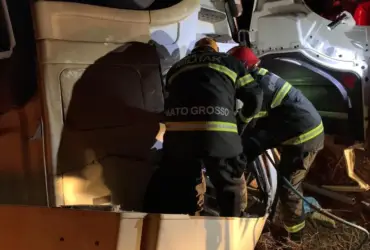 Bombeiros realizando resgate em local de acidente de trânsito