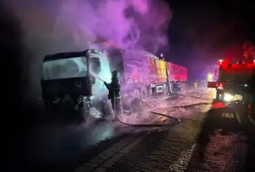 Incêndio em carreta com soja mobiliza bombeiros na BR-364