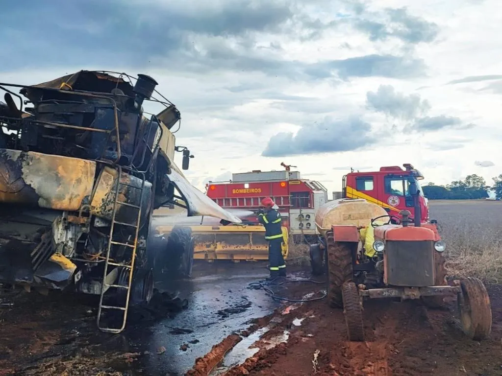 Bombeiros combatem incêndios em veículos no interior de MT