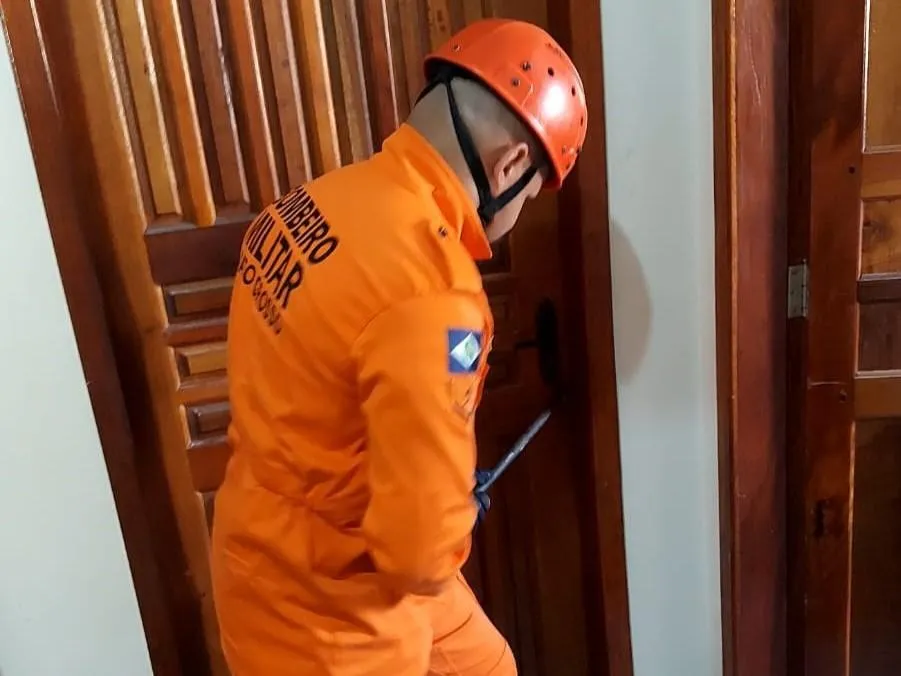 Bombeiros resgatam criança trancada em Confresa