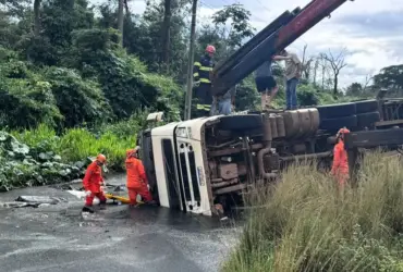 Resgate de vítima presa em caminhão mobiliza bombeiros