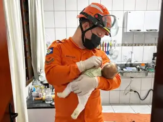 Bebê engasgado é salvo por bombeiros em Água Boa