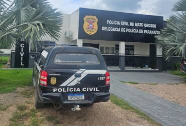 Foto da frente da delegacia de Paranaíta com uma viatura da polícia civil estacionada