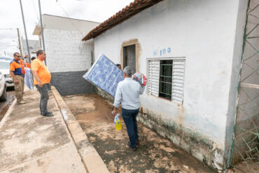 Famílias atingidas pelas fortes chuvas recebem apoio da Prefeitura de Cuiabá
