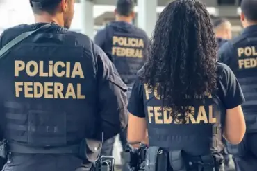 Imagem que mostra a polícia federal de costas, um grupo de policiais fardados