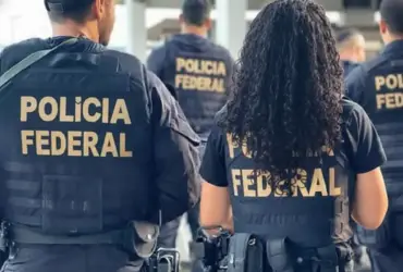 Imagem que mostra a polícia federal de costas, um grupo de policiais fardados