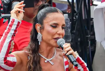 Ivete Sangalo durante passagem pelo Carnaval de Salvador na segunda-feira (16)