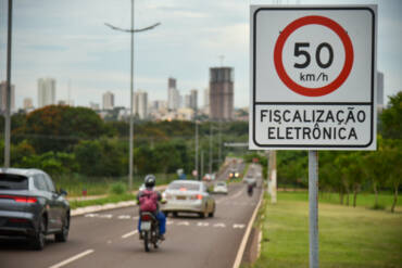 Locais com fiscalização eletrônica em Rondonópolis estão sinalizados e identificados