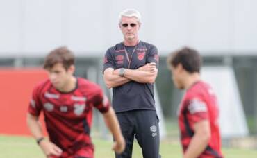 Athletico-PR x Santos ao vivo: reencontro de Rony agita a Arena da Baixada no Brasileirão 2026. Imagem: Luis Miguel Ferreira athletico.com.br