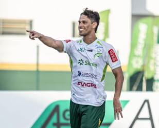 Equilíbrio marca a partida, mas time da casa garante vitória e se mantém na vice-liderança do Estadual