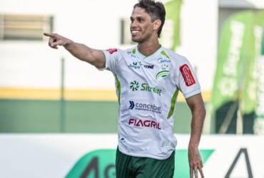 Equilíbrio marca a partida, mas time da casa garante vitória e se mantém na vice-liderança do Estadual