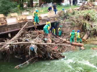 Maquinário pesado e equipes de iluminação recuperam espaços públicos em Cuiabá