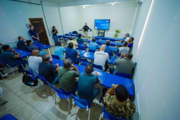 Motoristas do transporte escolar da rede municipal participam de ação orientativa sobre o trânsito