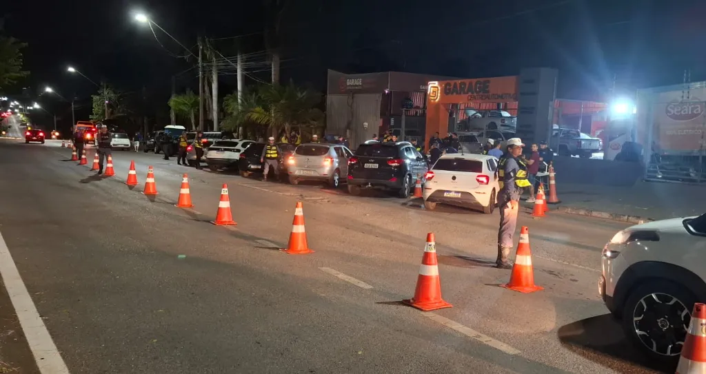 Oficiais participando da operação Lei Seca e prendendo motoristas