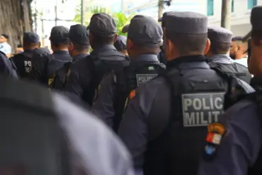 Policiais Militares em fila durante evento