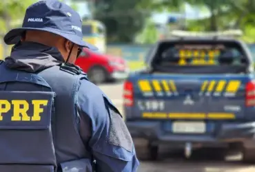 Policial da PRF em frente à picape