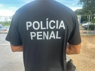 Foto de Policial Penal de costas para a câmera