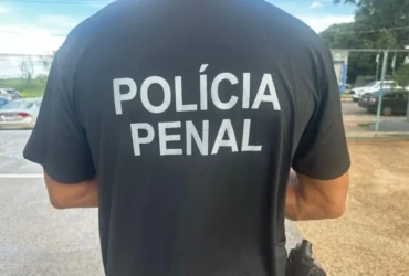 Foto de Policial Penal de costas para a câmera