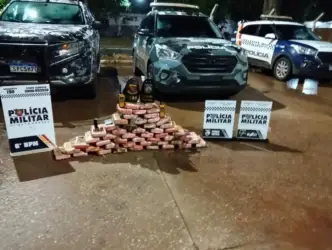 50 tabletes de maconha organizados no chão pela Polícia Militar