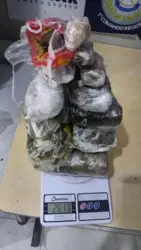 Pacotes de drogas empilhados em uma balança
